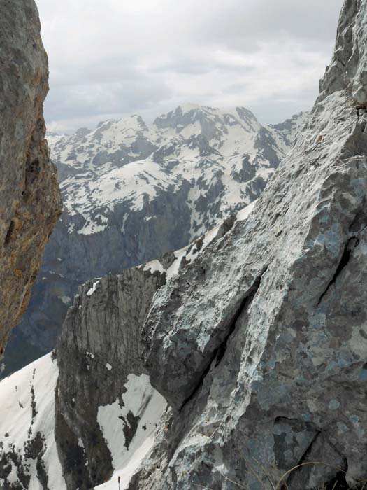 durch eine Scharte im Südgrat erspäht man den Maja Rosit, einen der höchsten Berge des Prokletije