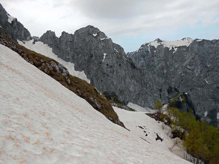 am besten früh genug in die zentrale oder die südliche (Aufstiegsspur) zurückqueren, da der untere Teil der nördlichen Rinne etwas verwachsen ist