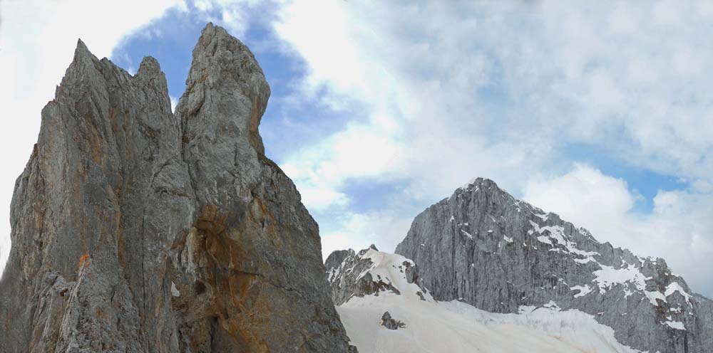 staunend, aber vorsichtig drehen wir uns nach der anderen Seite; im S der Sjeverni vrh, 2460 m