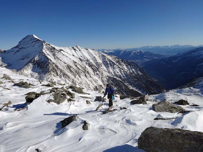 ... bis man das flache Gelände am Beginn des Ostsporns erreicht; Blick über Maltatal und Nockberge bis zu den Julischen Alpen