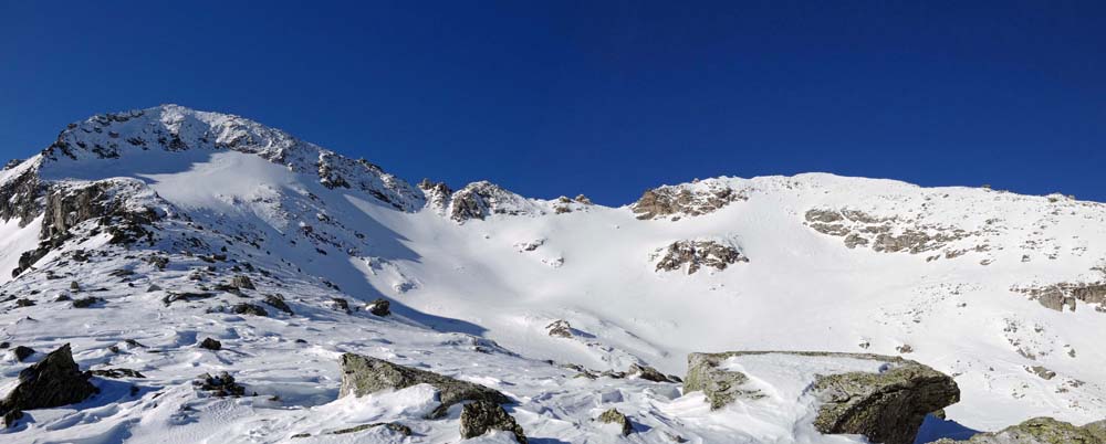 das oberste Kar zwischen Großem und Mittlerem Malteiner Sonnblick; die scheinbar flache Kuppe des Letzteren misst exakt 3000 m und ist somit der östlichste Dreitausender der Alpen