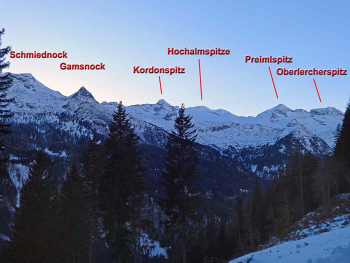 ... halbsanft geräumt worden ist; gegenüber die Berge rund um die Villacher Hütte