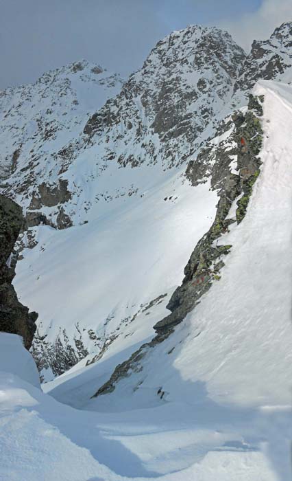 die Scharte im kurzen, nordseitigen Gipfelgrat des Gr. Mandl