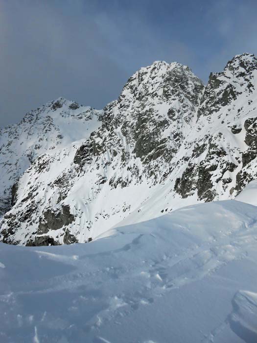 im NW die Ohrenspitzen, gewaltige Vorberge des Hochgall ...