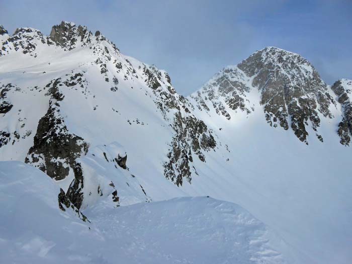 ... und im N die Jägerscharte mit dem Almerhorn (rechts)