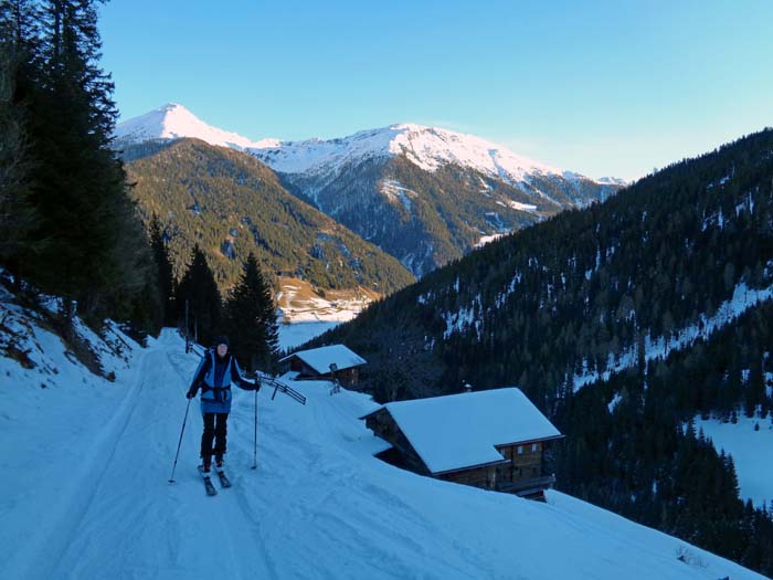 schon nach kurzer Zeit passieren wir die erste Alm: Oberhoferalm gegen NO mit Kesseberg (links) und Gabesitten (s. Archiv Schitouren)