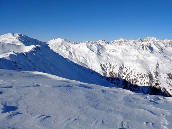 ... erreichen wir die Kammhöhe; gegen WNW das Alfental, links Toblacher Pfannhorn, rechts hinten Wildgall und Hochgall