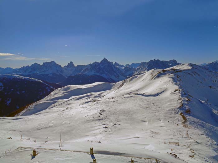 im Süden der Strickberg mit den Sextener Dolomiten