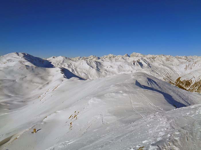 weiter rechts der Kamm zum Pfannhorn, rechts hinten die Rieserfernergruppe mit dem Hochgall