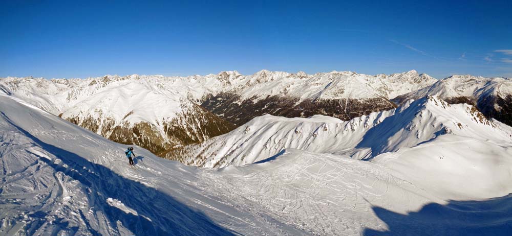 ... in die nordseitigen Hänge hinunter; in Bildmitte die höchsten Villgratner Gipfel - Rote und Weiße Spitze