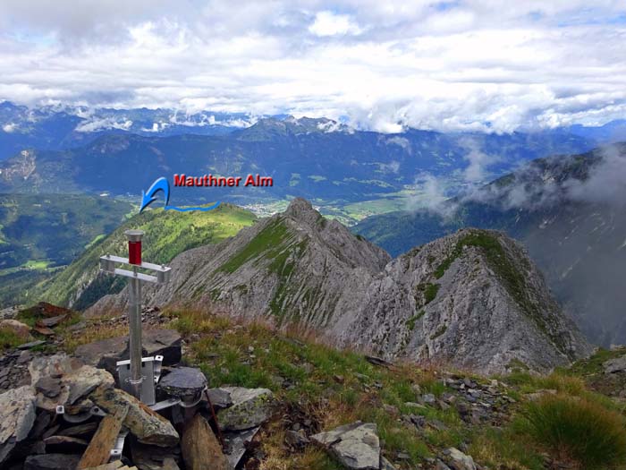 wie ein grüner Altar steht die sommerliche Mauthner Alm über der Nahtstelle von Gail- und Lesachtal; wir kommen Ende Dezember mit Schi über die einsame Nordflanke. Die Aufnahme stammt vom Gipfel des Mittleren Mooskofel (s. Archiv Bergsteigen)