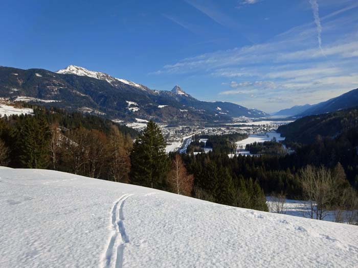 von den sonnigen Bauernwiesen zwei Kilometer westlich von Mauthen ...