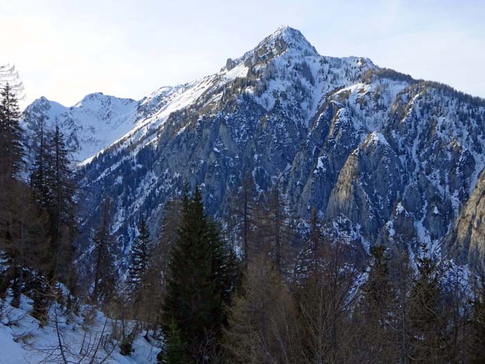 gleich darauf - aus der Kehre auf 1500 m - der Blick in den geheimnisvollen Sittmoosgraben mit der Plenge