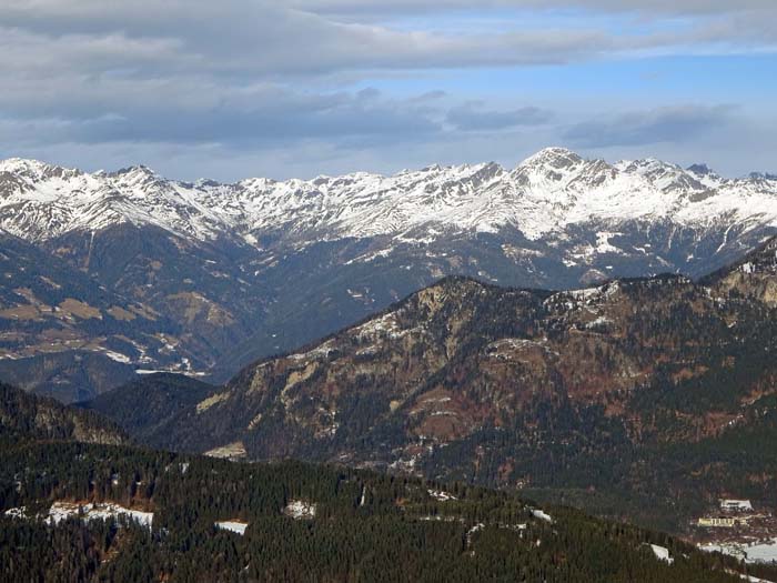 hinter Gailberg und Drautal die westliche Kreuzeckgruppe vom Sandfeldkopf (links) bis Scharnik und Hochkreuz