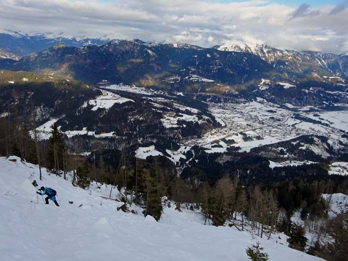 unterhalb des Gipfels wird es am Ostsporn sehr steil und oftmals lawinös, weshalb sich viele mit dem Erreichen des aussichtsreichen Almdorfs begnügen