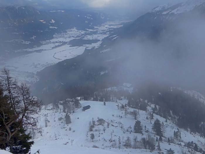 Blick von der Schwelle auf Almdorf und Gailtal; es folgt das erwähnte Steilstück, ...