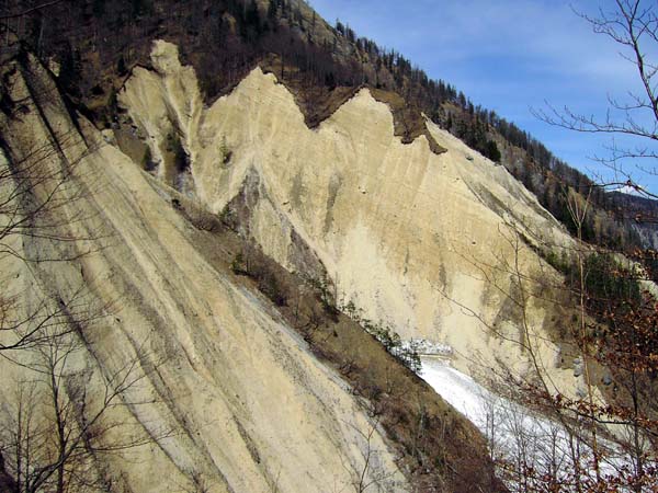 ... welches teils durch die Orkane der letzten Jahre, teils durch großflächige Muren entstanden ist; die Hangrutschungen erinnern an die Erdpyramiden in Südtirol