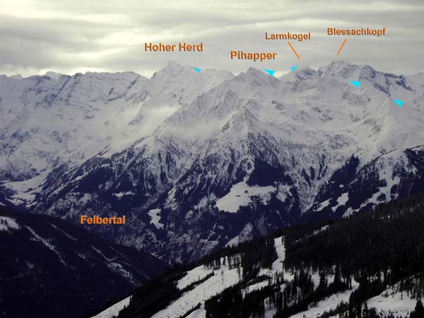 der Ausblick von der Bachalm übers Salzachtal hinweg zu den nö. Eckpfeilern der Venedigergruppe