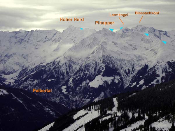 der Ausblick von der Bachalm übers Salzachtal hinweg zu den nö. Eckpfeilern der Venedigergruppe