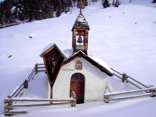 die Wendelinkapelle gleich hinter der Almhütte