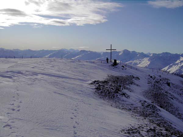 nach mehreren Wannen und einem langen, flacheren Kamm haben wir das Gipfelkreuz erreicht; Blick gegen W auf die Sesvennagruppe