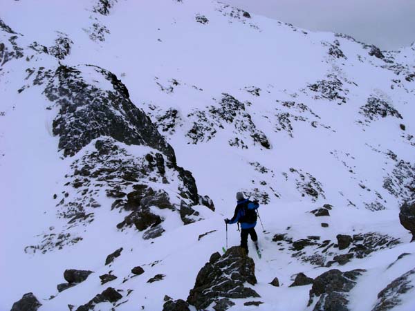 ... und auf den Brettern bis zum Schidepot in der Scharte vor der Mitterlochspitze gleiten