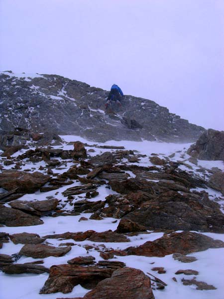 der weitere Aufstieg am NW-Grat zur Mitterlochspitze hat bei schlechter Sicht und sturmartigen Böen nicht mehr viel Sinn