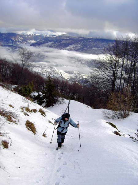 Aufstieg vom Hotel San Giacomo am Wanderweg 622, darunter das Etschtal bei Rovereto