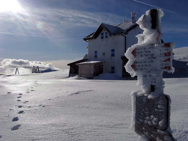 das Rifugio Damiano Chiesa knapp unterm Gipfel des Monte Altissimo; von Klettern will heute da heroben keiner was wissen, Sonne, Wind und scharfe Temperaturunterschiede überziehen alles mit bizarren Eisgebilden