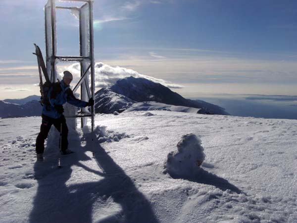 ... steht das Gipfelzeichen; Blick nach SSW auf Monte Valdritta und Gardasee
