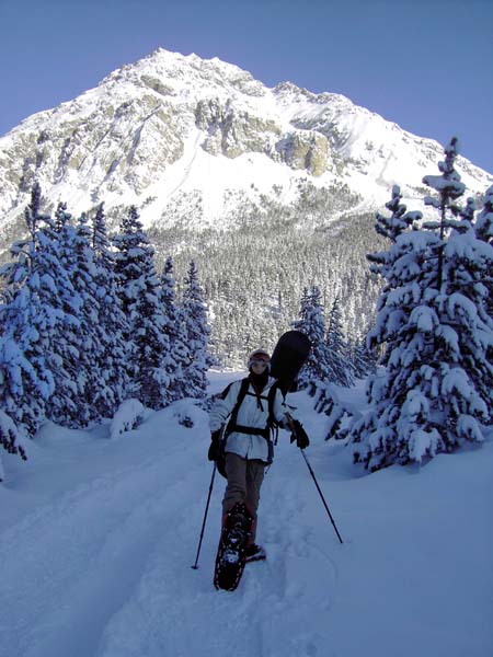 ... doch bald hat Nikolaus den Dreh heraus und ist mit seinen Schneeschuhen kaum langsamer unterwegs als wir mit unseren Tourenschi; im Hintergrund der Piz Nair