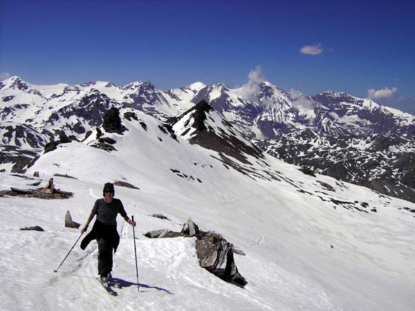 knapp unterm Gipfel des Herberttum, dahinter die nördl. Glocknergruppe; versteckt in der Wolke das Wiesbachhorn, ganz rechts der Hohe Tenn