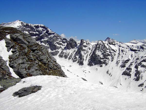 Blick nach OSO auf den Kälbergrat des Hocharn, dahinter (rechts der Mitte) der Rauriser Sonnblick