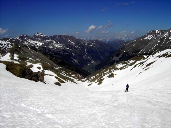 Für eine Abfahrtsvariante ins Diesbachkar ist es trotz des schneereichen Winters zu spät, in der Weißenbachrinne kommt man zu dieser vorgerückten Jahreszeit auf Schi dem Talboden einfach am nächsten.