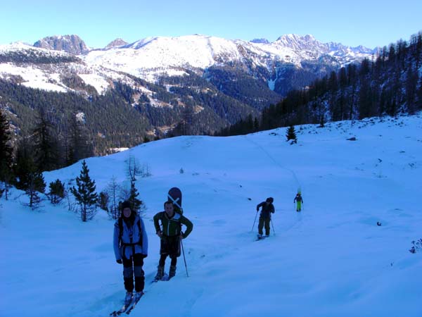 Innerseeland - unsere Spur zieht über die gefrorene Lacke auf der waagrechten Karschulter hinweg; dahinter die westl. Gailtaler Alpen: der Kamm Dorfberg-Golzentipp und die Lienzer Dolomiten