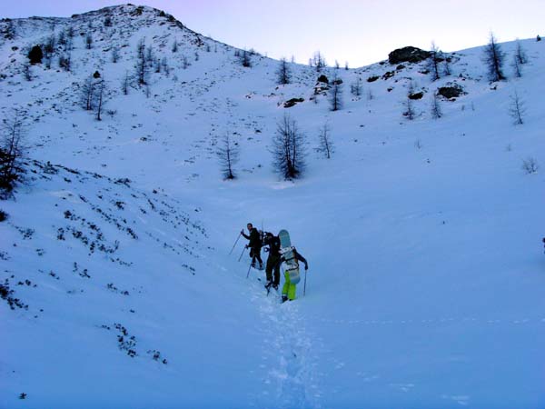 eine schneegefüllte Mulde hinauf zur NW-Schulter des Vorgipfels (rechts)