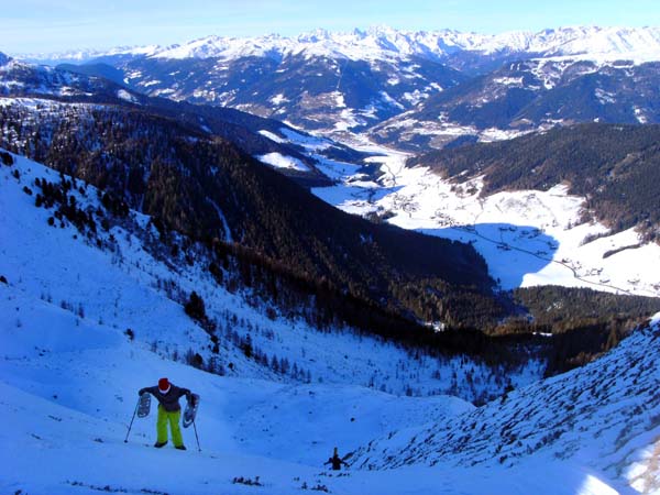 oben wird die Rinne wieder flacher; im Schnittpunkt der Täler Sillian, dahinter die Villgratner Berge, am Horizont knapp rechts der Mitte Wildgall und Hochgall (Rieserfernergruppe)