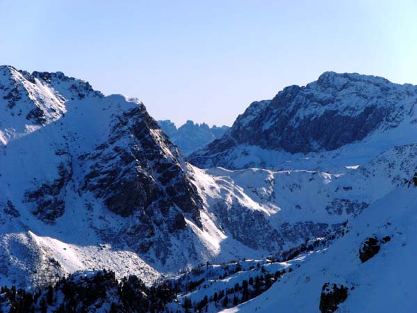 gleich rechts anschließend gibt die breite Lücke des Heretriegel den Blick auf die Nordwand der Porze frei