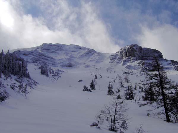 Taubensteinrinne mit Nordwand; bei der Rinnengabelung links bis zum Wandfuß, dann knapp hinter dem sichtbaren Felsgrat empor