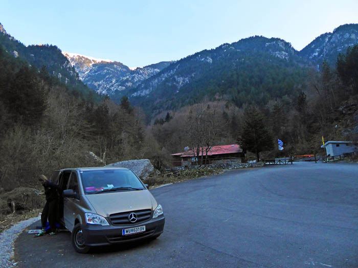 am Parkplatz in 1100 m Höhe; hinter den Gebäuden zieht rechts ein Grabensystem Richtung Agapitoshütte hinauf