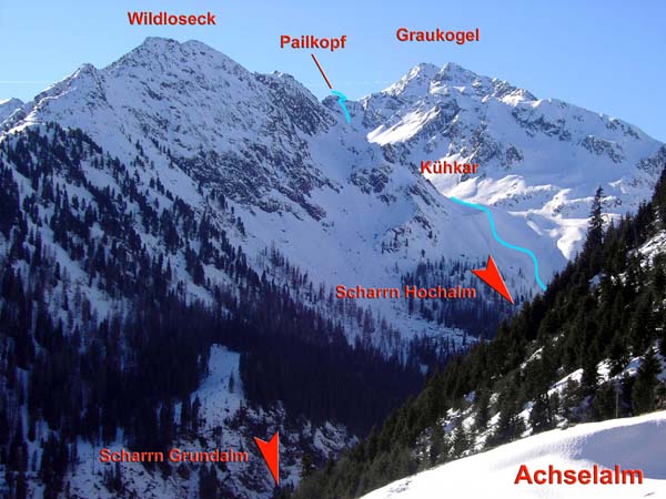 Kühkar und Pailkopf werden erst auf der Achselalm (gegen Ende von Erichs eigenwilliger Zustiegsvariante) sichtbar; die Perspektive täuscht: Der Pailkopf ist wohl 300 m niedriger als der Graukogel, aber 200 m höher als das Wildloseck