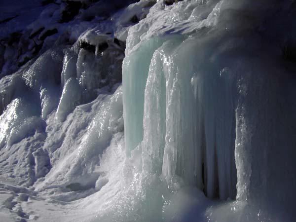 Eisgebilde neben der neuen Forststraße östl. unterhalb der Geralm