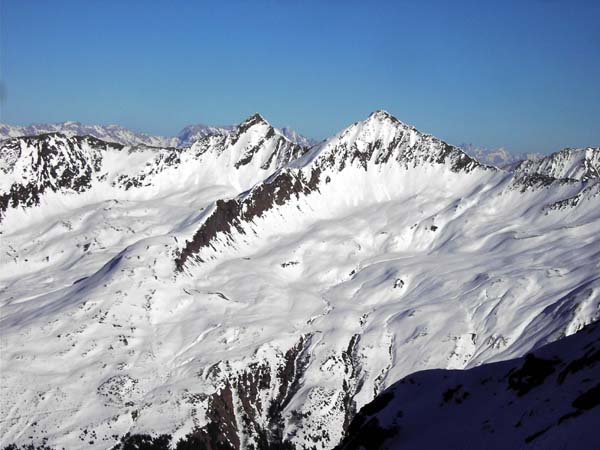Blick aus der steilen Gipfelflanke geg. NO, links Pihapper, rechts Stubenkogel
