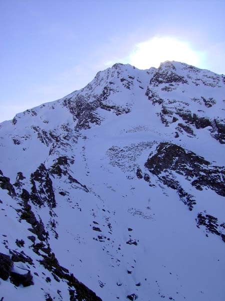 im SW erhebt sich der gewaltige Graukogel weitere 300 m über unseren Gipfel und versperrt die Sicht auf den Großvenediger. Die Freude ist groß, eine jahrelang angedachte versteckte Traumlinie ist  in greifbare Nähe gerückt