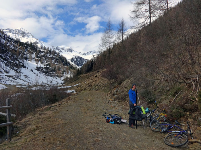 diesmal haben wir den 700-Hm-Zustieg mit den Rädern gemacht - nach 9 km treffen wir auf die Schneegrenze