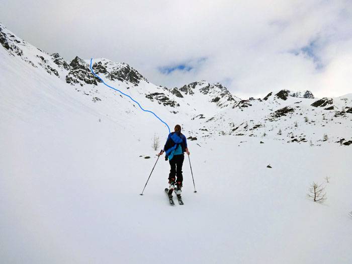 Ulli überquert den geräumigen Karboden auf knapp 2200 m; ganz hinten rechts am Fuß der Ohrenspitzen liegt der Zagoritzsee, den wir allerdings nicht berühren