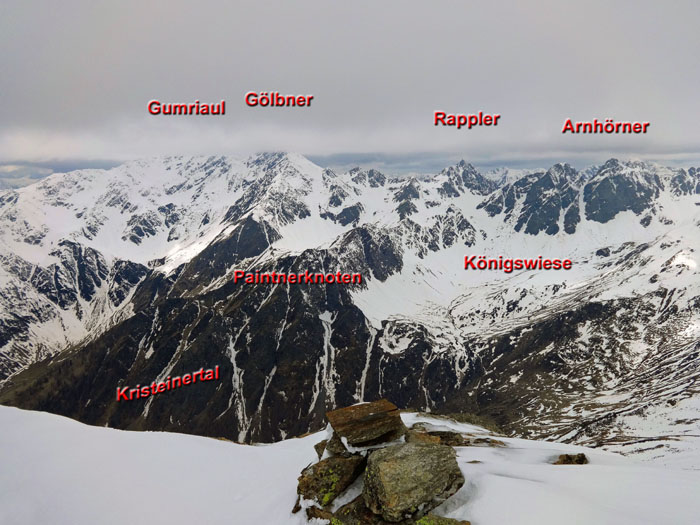 rechts anschließend der Gölbnerkamm jenseits des Kristeinertals mit dem markanten Rappler, der vielleicht wildesten Felsgestalt der Villgratner (s. Archiv Bergsteigen)