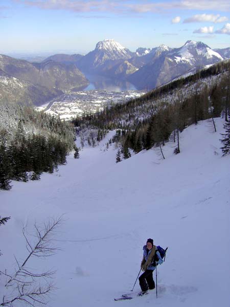 aus der freien Muldengasse unterhalb der Brombergalm überblickt man Ebensee, das Südufer des Traunsees und den markanten Klotz des Traunstein