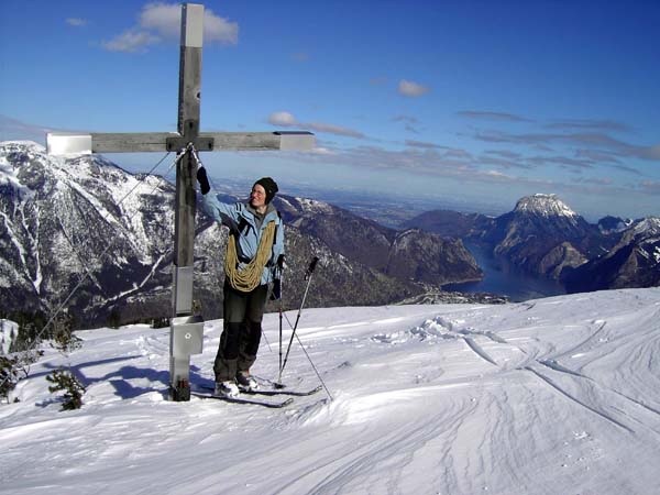 das Gipfelkreuz mit Traunsee und Traunstein