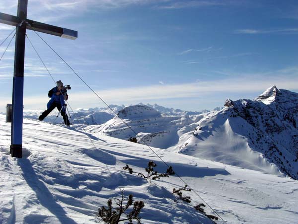 Erich versucht vergebens, unsere Kamera wieder in den Griff zu kriegen; ganz hinten der Dachstein